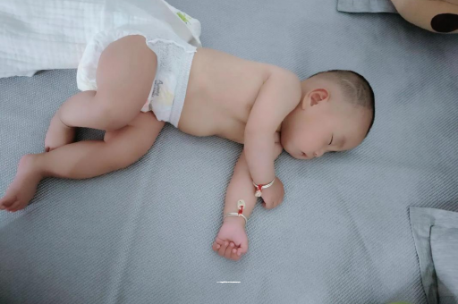 神农架三个月宝宝抬头不稳
